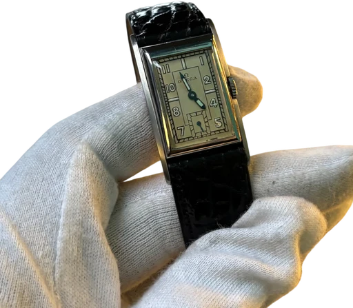 Title: Ekstremt Sjælden “Pupitre” / Tank Style Ref. Ck3532 (New)
Brand: Omega
Model: Pupitre / Tank style
Ref: CK3532
Category: Dress
Diameter: nullmm
Functions: Dato
Year: 1930
Price: 23000
Condition: 8.5
Dial Color: Hvid
Strap: Læder
Case material: Stål
Gender: Herre
Match: 100.0%
Billedet er ejet af Studts Vintage (903360) Et Omega ur