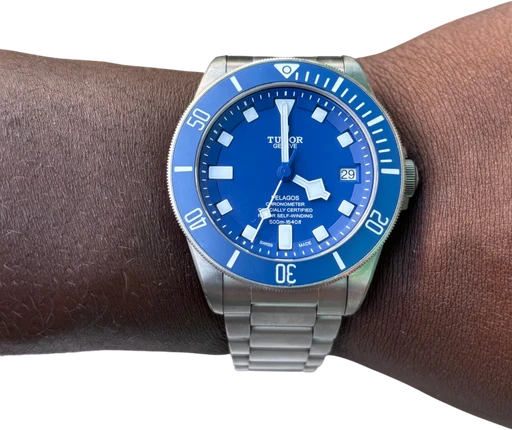 Titel: Pelagos 42 mm Blue Full Set 2022
Mærke: Tudor
Model: Pelagos Blue
Ref.: 25600TB
Årgang: 2022
Tilbehør: Boks og Papirer
Stand: 8.5 (Brugt)
Pris: 28.700 kr.
Diameter: 42mm
Funktioner: Dato
Skivefarve: Blå
Rem: Metal
Kassemateriale: Titanium
Kategori: Dykker
Køn: Herre
Match: 100.0%
Billedet ejes af Studts Vintage (1084975) Et Tudor ur