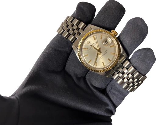 Title: Datejust 1601 guld/stål (1972)
Brand: Rolex
Model: Datejust 1601
Ref: 1601
Category: Dress
Diameter: nullmm
Functions: Dato
Year: 1972
Price: 32500
Condition: 8.0
Dial Color: Sølv
Strap: Metal
Case material: Andet
Gender: Herre
Match: 100.0%
Billedet er ejet af Studts Vintage (571161) Et Rolex ur