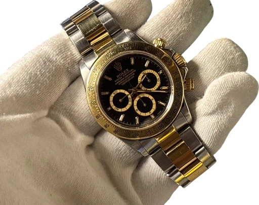 Titel: Cosmograph Daytona “Zenith” ref. 16523 i stål og 18 kt. guld med sort skive
Mærke: Rolex
Model: Cosmograph Daytona
Ref.: 16523
Årgang: 1999
Tilbehør:
Stand: 7.5 (Brugt)
Pris: 112.000 kr.
Diameter: 40mm
Funktioner: Kronograf
Skivefarve: Sort
Rem: Metal
Kassemateriale: Andet
Kategori: Racing
Køn: Herre
Match: 100.0%
Billedet ejes af Studts Vintage (1118763) Et Rolex ur