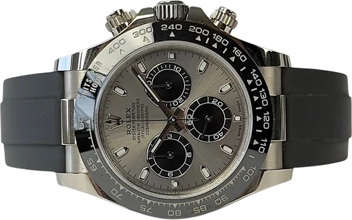 Titel: Daytona 116519LN "Ghost"
Mærke: Rolex
Model: Daytona
Ref.: 116519LN
Årgang: 2022
Tilbehør: Boks og Papirer
Stand: 9.0 (Brugt)
Pris: 280.000 kr.
Diameter: 40mm
Funktioner: Kronograf
Skivefarve: Grå
Rem: Gummi
Kassemateriale: Guld
Kategori: Racing
Køn: Herre
Match: 100.0%
Billedet ejes af Stæhr Preowned (1052868) Et Rolex ur