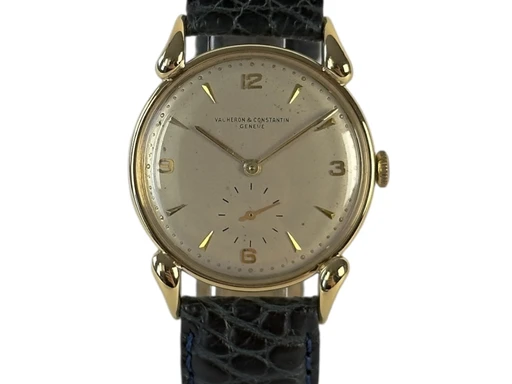 Title: Cornes de Vache
Brand: Vacheron Constantin
Model: Cornes de Vache
Ref: null
Category: Dress
Diameter: 33mm
Functions:
Year: 1940
Price: 35000
Condition: undefined
Dial Color: Sølv
Strap: Læder
Case material: Guld
Gender: Unisex
Match: 100.0%
Billedet er ejet af Stæhr Preowned (242511) Et Vacheron Constantin ur