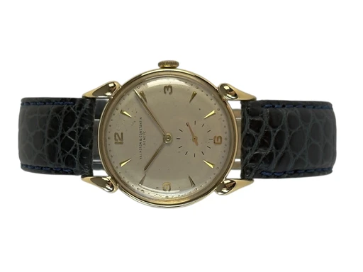 Title: Cornes de Vache
Brand: Vacheron Constantin
Model: Cornes de Vache
Ref: null
Category: Dress
Diameter: 33mm
Functions:
Year: 1940
Price: 35000
Condition: undefined
Dial Color: Hvid
Strap: Læder
Case material: Guld
Gender: Herre
Match: 100.0%
Billedet er ejet af Stæhr Preowned (242511) Et Vacheron Constantin ur