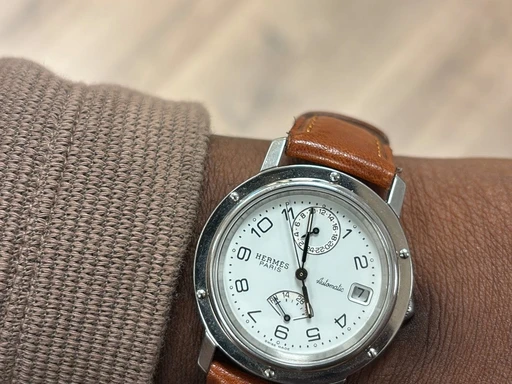 Title: Clipper Ref. CL5.710
Brand: Hermès
Model: Clipper
Ref: CL5.710
Category: Dress
Diameter: 36mm
Functions: Dato, GMT
Year: null
Price: 9995
Condition: undefined
Dial Color: Hvid
Strap: Læder
Case material: Stål
Gender: Unisex
Match: 100.0%
Billedet er ejet af Studts Vintage (152755) Et Hermès ur