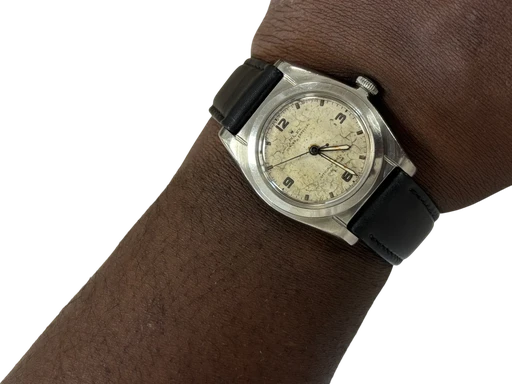 Title: Oyster Perpetual ref. 6050
Brand: Rolex
Model: Oyster Perpetual
Ref: 6050
Category: Dress
Diameter: 31mm
Functions:
Year: 1950
Price: 15009
Condition: 7.5
Dial Color: Hvid
Strap: Læder
Case material: Stål
Gender: Herre
Match: 100.0%
Billedet er ejet af Studts Vintage (614553) Et Rolex ur