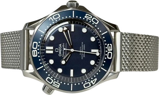 Titel: Seamaster James Bond 60th Anniversary 210.30.42.20.03.002 (Nyhed)
Mærke: Omega
Model: Seamaster James Bond 60th
Ref.: 210.30.42.20.03.002
Årgang: 2026
Tilbehør: Boks og Papirer
Stand: 10.0 (Nyt)
Pris: 50.000 kr.
Diameter: 42mm
Funktioner:
Skivefarve: Blå
Rem: Metal
Kassemateriale: Stål
Kategori: Dykker
Køn: Herre
Match: 100.0%
Billedet ejes af Stæhr Preowned (1206626) Et Omega ur