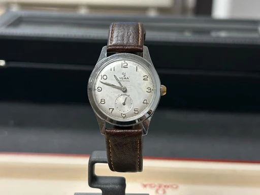 Title: Antichoc 17 Jewels
Brand: Yema
Model: Antichoc 17 Jewels
Ref: null
Category: Dress
Diameter: 31mm
Functions: 
Year: null
Price: 1300
Condition: undefined
Dial Color: Hvid
Strap: Læder
Case material: Stål
Gender: Unisex
Match: 100.0%
Billedet er ejet af Studts Vintage (152770) Et Yema ur