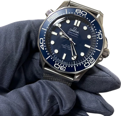 Title: Seamaster Diver 300M “60 Years of James Bond”
Brand: Omega
Model: Seamaster Diver 300M “60 Years of James Bond”
Ref: 210.30.42.20.03.002
Category: Dykker
Diameter: 42mm
Functions: Dato
Year: 2022
Price: 59500
Condition: 10.0
Dial Color: Blå
Strap: Metal
Case material: Stål
Gender: Herre
Match: 100.0%
Billedet er ejet af Studts Vintage (499810) Et Omega ur