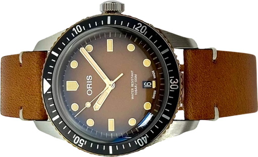 Title: Divers Sixty‑Five Date 01 733 7707 4356
Brand: Oris
Model: Divers Sixty‑Five Date
Ref: 01 733 7707 4356
Category: Dykker
Diameter: 40mm
Functions: Dato
Year: 2025
Price: 10000
Condition: 9.5
Dial Color: Brun
Strap: Læder
Case material: Stål
Gender: Herre
Match: 100.0%
Billedet er ejet af Stæhr Preowned (172078) Et Oris ur
