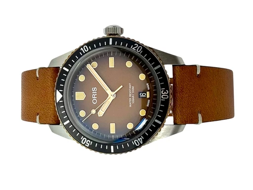 Title: Divers Sixty-Five Date 01 733 7707 4356
Brand: Oris
Model: Divers Sixty-Five Date
Ref: 01 733 7707 4356
Category: Dykker
Diameter: 40mm
Functions: Dato
Year: 2025
Price: 10000
Condition: undefined
Dial Color: Brun
Strap: Læder
Case material: Stål
Gender: Herre
Match: 100.0%
Billedet er ejet af Stæhr Preowned (172078) Et Oris ur