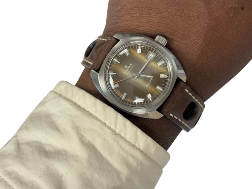 Title: Delfin Automatic – klassisk 70’er schweizerur (New)
Brand: Delbana
Model: Delfin Automatic
Ref: 200.610
Category: Dykker
Diameter: 36mm
Functions: Dato
Year: 1970
Price: 2990
Condition: 7.5
Dial Color: Brun
Strap: Læder
Case material: Stål
Gender: Herre
Match: 100.0%
Billedet er ejet af Studts Vintage (804284) Et Delbana ur