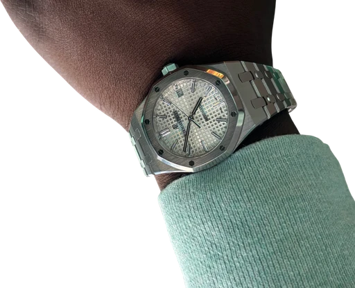 Titel: Royal Oak 15450ST – 2019 (Nyhed)
Mærke: Audemars Piguet
Model: Royal Oak
Ref.: 15450ST.OO.1256ST.01
Årgang: 2019
Tilbehør: Boks og Papirer
Stand: 9.0 (Brugt)
Pris: 254.000 kr.
Diameter: 37mm
Funktioner: Dato
Skivefarve: Sølv
Rem: Metal
Kassemateriale: Stål
Kategori: Sport
Køn: Herre
Match: 100.0%
Billedet ejes af Studts Vintage (1214210) Et Audemars Piguet ur