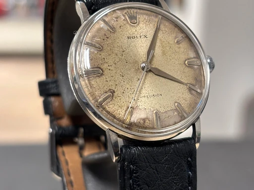 Title: Oyster Precision Ref. 9829
Brand: Rolex
Model: Oyster Precision
Ref: 9829
Category: Dress
Diameter: 34mm
Functions: Dato
Year: 1968
Price: 19995
Condition: undefined
Dial Color: Gul
Strap: Læder
Case material: Stål
Gender: Herre
Match: 100.0%
Billedet er ejet af Studts Vintage (152757) Et Rolex ur