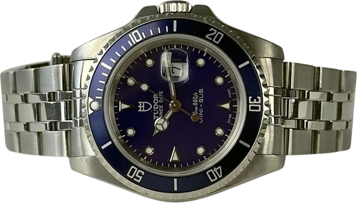 Titel: Mini Sub 73190 med blå skive og krans
Mærke: Tudor
Model: Mini Sub
Ref.: 73190
Årgang: 1997
Tilbehør:
Stand: 9.0 (Brugt)
Pris: 20.000 kr.
Diameter: 33mm
Funktioner: Dato
Skivefarve: Blå
Rem: Metal
Kassemateriale: Stål
Kategori: Dykker
Køn: Unisex
Match: 100.0%
Billedet ejes af Stæhr Preowned (950129) Et Tudor ur