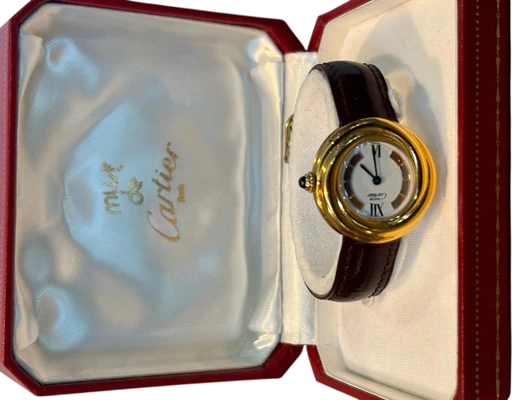 Title: Must de Cartier - Trinity Ronde
Brand: Cartier
Model: Must de Cartier - Trinity Ronde
Ref: 2735
Category: Dress
Diameter: 27mm
Functions: Dato
Year:
Price: 9995
Condition: 9.0
Dial Color: Hvid
Strap: Læder
Case material: Guld
Gender: Dame
Match: 100.0%
Billedet er ejet af Studts Vintage (152741) Et Cartier ur