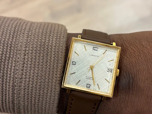 Title: 17 Jewels Incabloc
Brand: Lanco
Model: 17 Jewels Incabloc
Ref: null
Category: Dress
Diameter: 30mm
Functions: Dato
Year: 1960
Price: 2200
Condition: undefined
Dial Color: Sølv
Strap: Læder
Case material: Guld
Gender: Herre
Match: 100.0%
Billedet er ejet af Studts Vintage (152758) Et Lanco ur