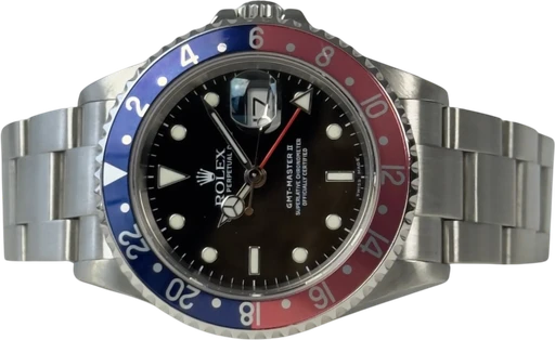 Titel: GMT-Master 16710 med Pepsi-insert (Coke)
Mærke: Rolex
Model: GMT-Master
Ref.: 16710
Årgang: 2006
Tilbehør: Boks og Papirer
Stand: 9.0 (Brugt)
Pris: 80.000 kr.
Diameter: 40mm
Funktioner: GMT, Dato
Skivefarve: Sort
Rem: Metal
Kassemateriale: Stål
Kategori: Sport
Køn: Herre
Match: 100.0%
Billedet ejes af Stæhr Preowned (1037341) Et Rolex ur