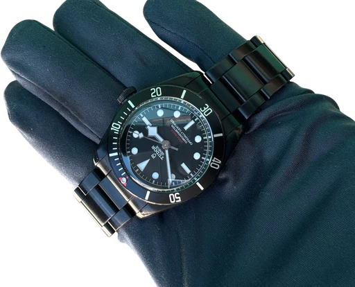 Title: Heritage Black Bay Dark 79230DK
Brand: Tudor
Model: Heritage Black Bay Dark 79230DK
Ref: 79230DK
Category: Dykker
Diameter: 41mm
Functions: Dato
Year: 2019
Price: 23500
Condition: 9.0
Dial Color: Sort
Strap: Metal
Case material: Stål
Gender: Herre
Match: 100.0%
Billedet er ejet af Studts Vintage (152751) Et Tudor ur