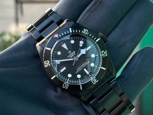 Title: Heritage Black Bay Dark 79230DK
Brand: Tudor
Model: Heritage Black Bay Dark 79230DK
Ref: 79230DK
Category: Dykker
Diameter: nullmm
Functions: Dato
Year: null
Price: 23500
Condition: undefined
Dial Color: Sort
Strap: Metal
Case material: Stål
Gender: Herre
Match: 100.0%
Billedet er ejet af Studts Vintage (152751) Et Tudor ur