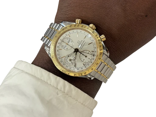 Title: Chronograph Triple Calendar – Ref. 3321.30 (New)
Brand: Omega
Model: Chronograph Triple Calendar
Ref: 3321.30
Category: Racing
Diameter: 39mm
Functions: Kronograf, Dato, Ugedag, Månefase
Year: 1990
Price: 22500
Condition: 9.0
Dial Color: Sølv
Strap: Metal
Case material: Stål
Gender: Herre
Match: 100.0%
Billedet er ejet af Studts Vintage (804286) Et Omega ur