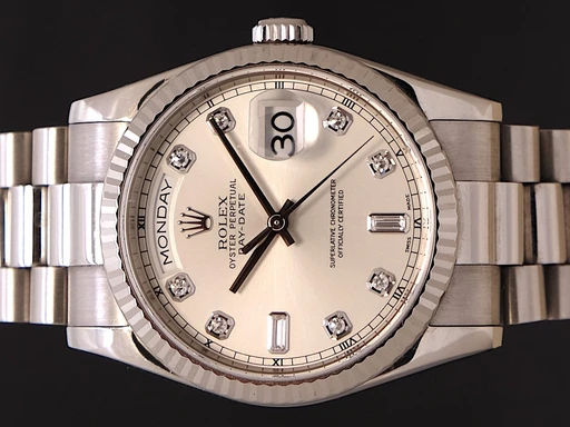 Title: Daydate 36 mm
Brand: Rolex
Model: Daydate 36 mm
Ref: 118239
Category: Dress
Diameter: 36mm
Functions: Ugedag, Dato
Year: 2004
Price: 179995
Condition: undefined
Dial Color: Sølv
Strap: Metal
Case material: Guld
Gender: Herre
Match: 100.0%
Billedet er ejet af TimeToWatch (293665) Et Rolex ur