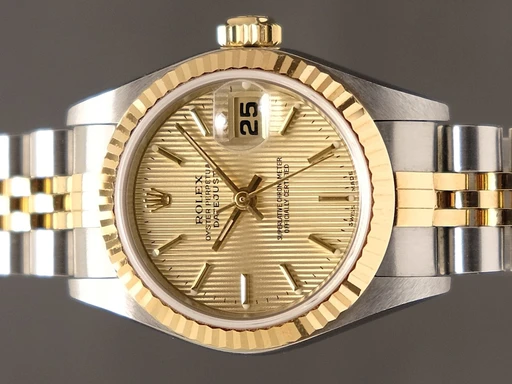 Title: Datejust 26 mm
Brand: Rolex
Model: Datejust 26 mm
Ref: 79173
Category: Dress
Diameter: 26mm
Functions: Dato
Year: 2002
Price: 34995
Condition: 9.0
Dial Color: Guld
Strap: Metal
Case material: Guld
Gender: Dame
Match: 100.0%
Billedet er ejet af TimeToWatch (152976) Et Rolex ur