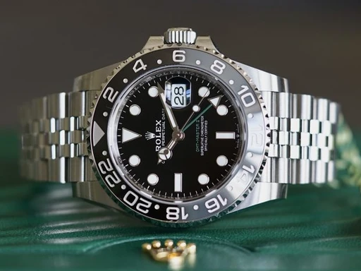 Title: GMT-Master II 126710GRNR
Brand: Rolex
Model: GMT-Master II 126710GRNR
Ref: null
Category: Pilot
Diameter: 40mm
Functions: Dato, GMT
Year: 2025
Price: 138000
Condition: undefined
Dial Color: Sort
Strap: Metal
Case material: Stål
Gender: Herre
Match: 100.0%
Billedet er ejet af TimeCollect (230429) Et Rolex ur
