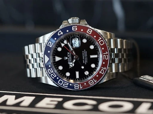 Titel: GMT-Master II 126710BLRO – Dansk AD (Pepsi)
Mærke: Rolex
Model: GMT-Master II 126710BLRO
Ref.: 126710BLRO
Årgang: 2021
Tilbehør: Boks og Papirer
Stand: 9.0 (Brugt)
Pris: 149.000 kr.
Diameter: 40mm
Funktioner: Dato, GMT
Skivefarve: Sort
Rem: Metal
Kassemateriale: Stål
Kategori: Pilot
Køn: Herre
Match: 100.0%
Billedet ejes af TimeCollect (380364) Et Rolex ur