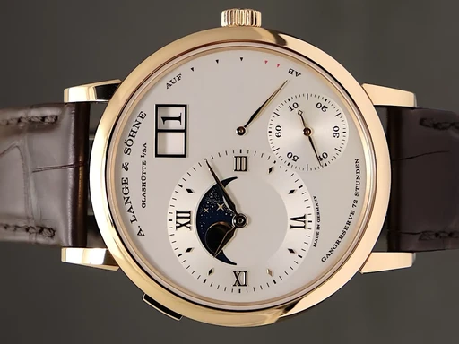 Title: Ukategoriseret Lange 1 (New)
Brand: A. Lange & Söhne
Model: Lange 1
Ref: 139.032
Category: Dress
Diameter: 41mm
Functions: Dato, Månefase
Year: 2021
Price: 329995
Condition: undefined
Dial Color: Hvid
Strap: Læder
Case material: Guld
Gender: Herre
Match: 100.0%
Billedet er ejet af TimeToWatch (471048) Et A. Lange & Söhne ur