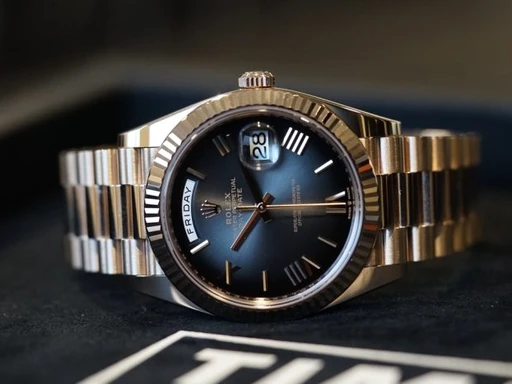 Title: DayDate 40 – 228235 Ombre/Slate
Brand: Rolex
Model: DayDate 40
Ref: 228235
Category: Dress
Diameter: 40mm
Functions: Dato, Ugedag
Year: 2024
Price: 379000
Condition: undefined
Dial Color: Grå
Strap: Metal
Case material: Guld
Gender: Herre
Match: 100.0%
Billedet er ejet af TimeCollect (400916) Et Rolex ur