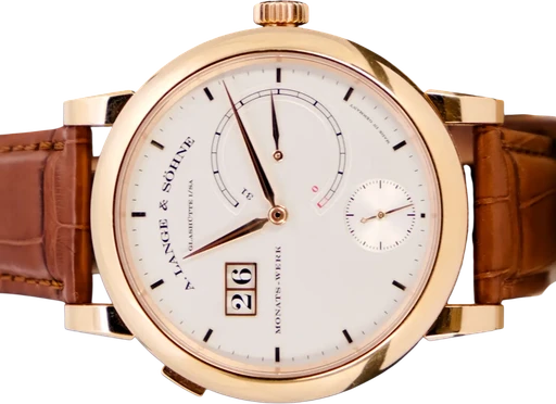 Title: A Lange & Söhne Lange 31 Days
Brand: A. Lange & Söhne
Model: Lange 31 Days
Ref: 130.032F
Category: Dress
Diameter: 46mm
Functions: Dato
Year: 2018
Price: 549995
Condition: 9.0
Dial Color: Hvid
Strap: Læder
Case material: Guld
Gender: Herre
Match: 100.0%
Billedet er ejet af TimeToWatch (101979) Et A. Lange & Söhne ur