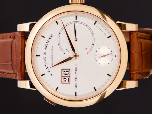 Title: A Lange & Söhne Lange 31 Days
Brand: A. Lange & Söhne
Model: Lange 31 Days
Ref: 130.032F
Category: Dress
Diameter: 46mm
Functions: Dato
Year: 2018
Price: 549995
Condition: undefined
Dial Color: Hvid
Strap: Læder
Case material: Guld
Gender: Herre
Match: 100.0%
Billedet er ejet af TimeToWatch (101979) Et A. Lange & Söhne ur