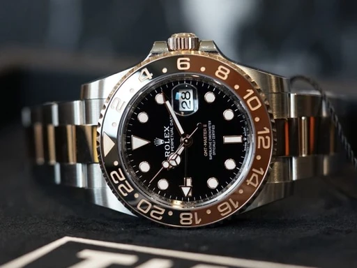 Title: GMT-Master II 126711CHNR (New)
Brand: Rolex
Model: GMT-Master II 126711CHNR
Ref: null
Category: Pilot
Diameter: 40mm
Functions: GMT, Dato
Year: 2023
Price: 129000
Condition: undefined
Dial Color: Sort
Strap: Metal
Case material: Stål
Gender: Herre
Match: 100.0%
Billedet er ejet af TimeCollect (432707) Et Rolex ur