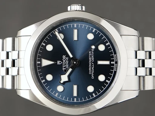 Title: Black Bay One 36
Brand: Tudor
Model: Black Bay One 36
Ref: M79640-0002
Category: Dress
Diameter: 36mm
Functions: 
Year: 2024
Price: 22995
Condition: undefined
Dial Color: Blå
Strap: Metal
Case material: Stål
Gender: Herre
Match: 100.0%
Billedet er ejet af TimeToWatch (375792) Et Tudor ur