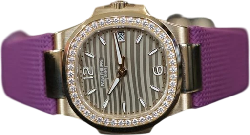 Title: Nautilus 7010R-012
Brand: Patek Philippe
Model: Nautilus 7010R-012
Ref: 7010R-012
Category: Dress
Diameter: 32mm
Functions: Dato
Year: 2020
Price: 379000
Condition: 9.0
Dial Color: Grå
Strap: Andet
Case material: Guld
Gender: Dame
Match: 100.0%
Billedet er ejet af TimeCollect (774136) Et Patek Philippe ur