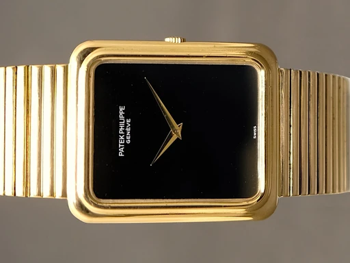 Title: Gondolo Jumbo ref 3649
Brand: Patek Philippe
Model: Gondolo Jumbo ref 3649
Ref: 3649
Category: Dress
Diameter: 33mm
Functions: 
Year: 1970
Price: 134995
Condition: undefined
Dial Color: Sort
Strap: Metal
Case material: Guld
Gender: Herre
Match: 100.0%
Billedet er ejet af TimeToWatch (289728) Et Patek Philippe ur