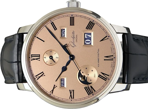Title: Senator Evighedskalender
Brand: Glashütte Original
Model: Senator Evighedskalender
Ref: 1-36-12-01-02-61
Category: Dress
Diameter: 44mm
Functions: Dato, Ugedag, Månefase, Tourbillon
Year: 2022
Price: 144995
Condition: 10.0
Dial Color: Gul
Strap: Læder
Case material: Stål
Gender: Herre
Match: 100.0%
Billedet er ejet af TimeToWatch (471047) Et Glashütte Original ur