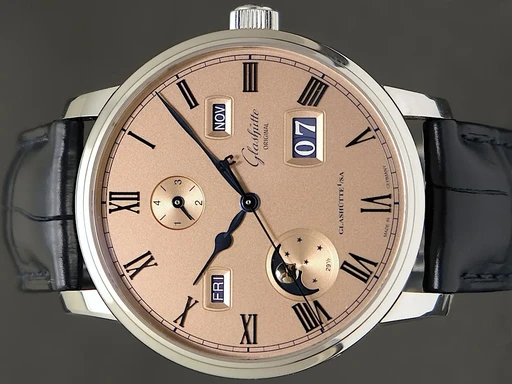 Title: Senator Evighedskalender
Brand: Glashütte Original
Model: Senator Evighedskalender
Ref: 1-36-12-01-02-61
Category: Dress
Diameter: 44mm
Functions: Dato, Ugedag, Månefase, Tourbillon
Year: 2022
Price: 148995
Condition: 10.0
Dial Color: Gul
Strap: Læder
Case material: Stål
Gender: Herre
Match: 100.0%
Billedet er ejet af TimeToWatch (471047) Et Glashütte Original ur