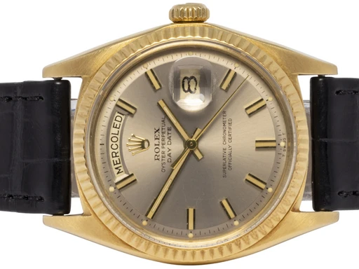 Title: Day-Date 36, Sølv, Guld, Læder
Brand: Rolex
Model: Day-Date
Ref: 1803
Category: Dress
Diameter: 36mm
Functions: Dato, Ugedag
Year: 1969
Price: 119900
Condition: undefined
Dial Color: Sølv
Strap: Læder
Case material: Guld
Gender: Herre
Match: 100.0%
Billedet er ejet af Urhandleren (102530) Et Rolex ur