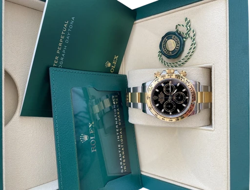 Titel: Daytona 116503 Black (Nyhed)
Mærke: Rolex
Model: Daytona
Ref.: 116503
Kategori: Racing
Diameter: nullmm
Funktioner: Kronograf
Årgang: 2022
Pris: 145000
Stand: 9.8 (Brugt)
Skivefarve: Sort
Rem: Metal
Kassemateriale: Stål
Køn: Herre
Match: 100.0%
Billedet ejes af Urbørsen (954697) Et Rolex ur