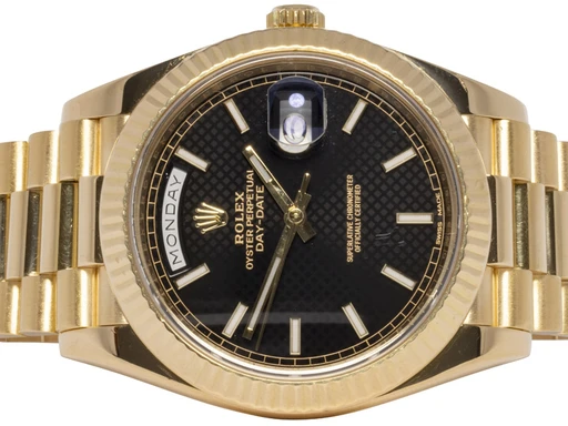 Title: Day-Date 40, Diagonal Motif, Sort, Guld, President
Brand: Rolex
Model: Day Date
Ref: 228238
Category: Dress
Diameter: 40mm
Functions: Dato, Ugedag
Year: 2016
Price: 299900
Condition: undefined
Dial Color: Sort
Strap: Metal
Case material: Guld
Gender: Herre
Match: 100.0%
Billedet er ejet af Urhandleren (102490) Et Rolex ur