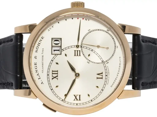 Title: A.Lange & Söhne Grand Lange 1 41.9, Ivory argenté, Roseguld, Læder
Brand: A. Lange & Söhne
Model: Grand Lange 1
Ref: 115.032
Category: Dress
Diameter: 42mm
Functions: Dato, Ugedag
Year: 2025
Price: 199900
Condition: undefined
Dial Color: Hvid
Strap: Læder
Case material: Guld
Gender: Herre
Match: 100.0%
Billedet er ejet af Urhandleren (383114) Et A. Lange & Söhne ur