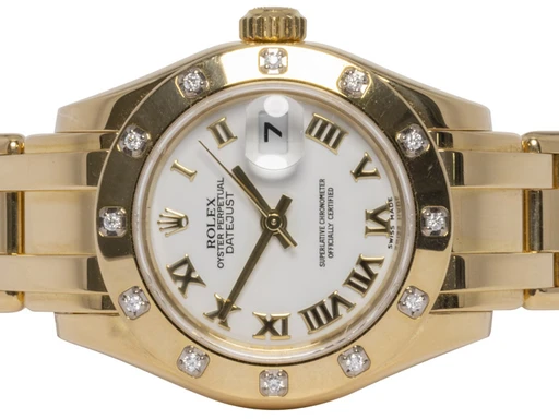 Title: Pearlmaster 29, Hvid, Romer, Diamant, Guld
Brand: Rolex
Model: Pearlmaster
Ref: 80318
Category: Dress
Diameter: 29mm
Functions: Dato
Year: 2001
Price: 149900
Condition: 7.0
Dial Color: Hvid
Strap: Metal
Case material: Guld
Gender: Dame
Match: 100.0%
Billedet er ejet af Urhandleren (102518) Et Rolex ur