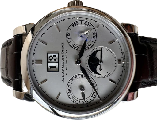 Title: Saxonia Annual Calendar
Brand: A. Lange & Söhne
Model: Saxonia Annual Calendar
Ref: 330.025 E
Category: Dress
Diameter: nullmm
Functions: Dato, Ugedag, Månefase
Year: 2019
Price: 365000
Condition: 9.0
Dial Color: Sølv
Strap: Læder
Case material: Andet
Gender: Herre
Match: 100.0%
Billedet er ejet af Urbørsen (102189) Et A. Lange & Söhne ur
