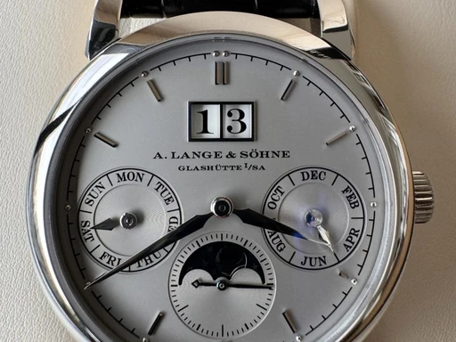 Title: Saxonia Annual Calendar
Brand: A. Lange & Söhne
Model: Saxonia Annual Calendar
Ref: 330.025 E
Category: Dress
Diameter: nullmm
Functions: Dato, Ugedag, Månefase
Year: 2019
Price: 365000
Condition: undefined
Dial Color: Sølv
Strap: Læder
Case material: Andet
Gender: Herre
Match: 100.0%
Billedet er ejet af Urbørsen (102189) Et A. Lange & Söhne ur