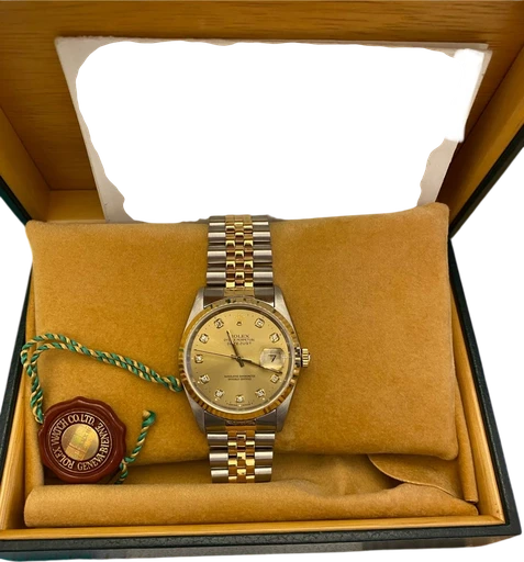 Title: Datejust 16233 36mm
Brand: Rolex
Model: Datejust
Ref: 16233
Category: Dress
Diameter: 36mm
Functions: Dato
Year: 1995
Price: 57500
Condition: 8.5
Dial Color: Gul
Strap: Metal
Case material: Stål
Gender: Herre
Match: 100.0%
Billedet er ejet af Urbørsen (226875) Et Rolex ur