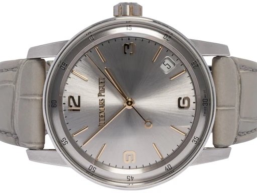 Title: Audermars Piguet Code 11.59 41, Roseguld, Hvidguld, Krokodilleskind
Brand: Audemars Piguet
Model: Code 11.59
Ref: 15210CR.OO.A008KB.01
Category: Dress
Diameter: 41mm
Functions: Dato
Year: null
Price: 249900
Condition: undefined
Dial Color: Sølv
Strap: Læder
Case material: Guld
Gender: Herre
Match: 100.0%
Billedet er ejet af Urhandleren (102499) Et Audemars Piguet ur