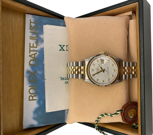 Title: Datejust 16233 36mm
Brand: Rolex
Model: Datejust
Ref: 16233
Category: Dress
Diameter: 36mm
Functions: Dato
Year: 1995
Price: 58500
Condition: 8.0
Dial Color: Hvid
Strap: Metal
Case material: Guld
Gender: Herre
Match: 100.0%
Billedet er ejet af Urbørsen (552041) Et Rolex ur