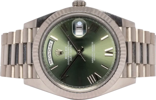 Title: Day-Date 40, Olive, Hvidguld, President
Brand: Rolex
Model: Day Date
Ref: 228239
Category: Dress
Diameter: 40mm
Functions: Dato, Ugedag
Year: 2019
Price: 299900
Condition: 7.0
Dial Color: Grøn
Strap: Metal
Case material: Guld
Gender: Herre
Match: 100.0%
Billedet er ejet af Urhandleren (102493) Et Rolex ur