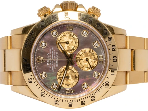 Title: Daytona, Tahitian MOP, Diamant, Guld, 40 mm
Brand: Rolex
Model: Cosmograph Daytona
Ref: 116528
Category: Racing
Diameter: 40mm
Functions: Kronograf, Dato
Year: 2013
Price: 549900
Condition: undefined
Dial Color: Sort
Strap: Metal
Case material: Guld
Gender: Herre
Match: 100.0%
Billedet er ejet af Urhandleren (102479) Et Rolex ur